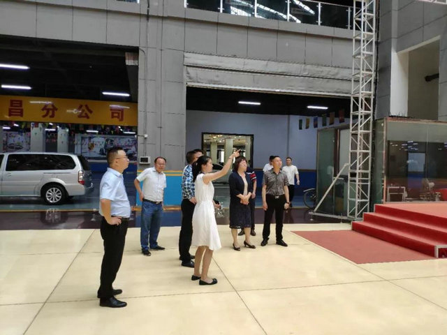 縣委書記王向紅帶隊(duì)赴江西國際汽車廣場參觀考察3.jpg