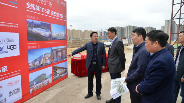 時縣長帶隊督查安置小區(qū)項目建設(shè)情況.jpg