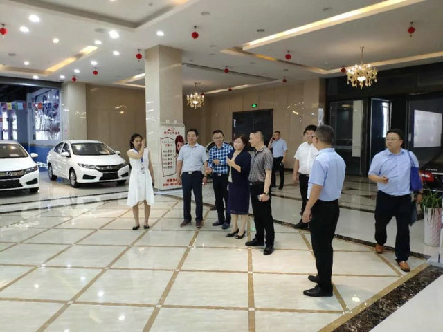 縣委書記王向紅帶隊(duì)赴江西國際汽車廣場參觀考察2.jpg