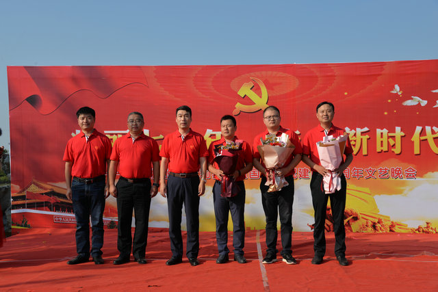 3安東控股優(yōu)秀員工獻(xiàn)花.JPG